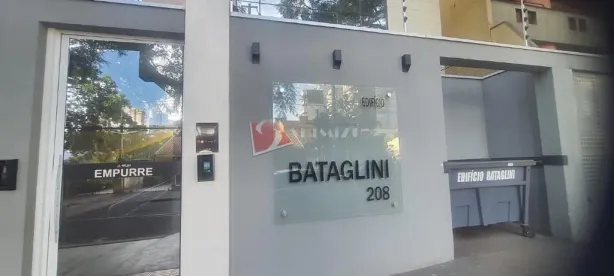 Apartamento com 2 Quartos para alugar, 63m² no Zona 07, Maringá