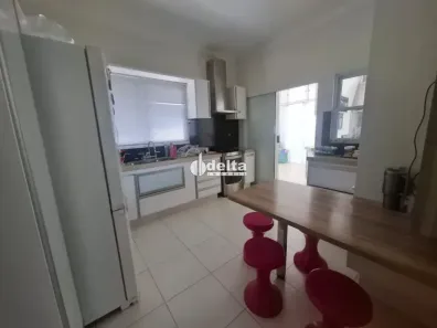 Casa com 3 Quartos à venda, 240m² no Santa Mônica, Uberlândia