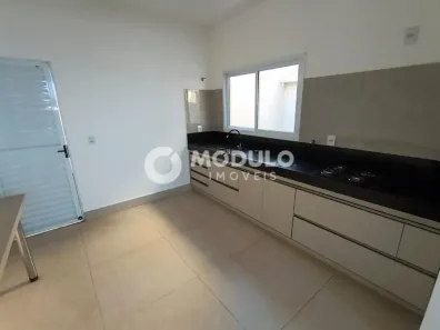 Casa com 3 Quartos para alugar, 140m² no Jardim Colina, Uberlândia