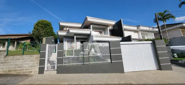 Casa com 4 Quartos à venda, 253m² no Bom Retiro, Joinville