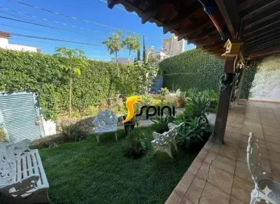 Casa com 6 Quartos para alugar, 360m² no Fundinho, Uberlândia