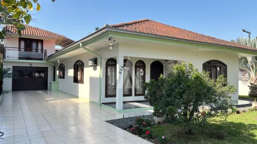 Casa com 3 Quartos à venda, 240m² no Iririú, Joinville