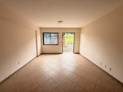 Apartamento com 3 Quartos para alugar, 80m² no Quarteirão Ingelheim, Petrópolis
