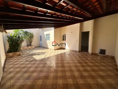 Casa com 3 Quartos para alugar, 150m² no Segismundo Pereira, Uberlândia