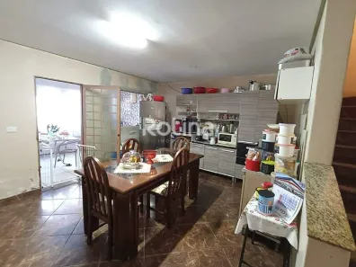 Casa com 3 Quartos à venda, 222m² no Cidade Jardim, Uberlândia