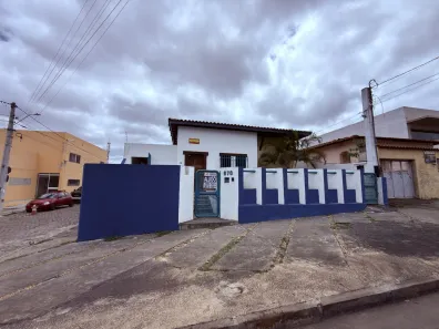 Imóvel Comercial com 6 Quartos para alugar, 220m² no Centro, Vitória da Conquista
