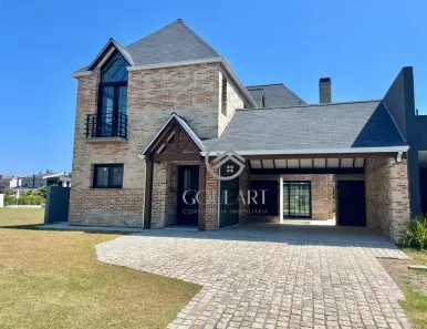 Casa de Condomínio com 3 Quartos à venda, 248m² no Laranjal, Pelotas