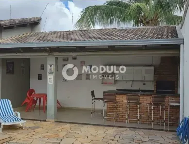 Casa com 3 Quartos para alugar, 230m² no Segismundo Pereira, Uberlândia