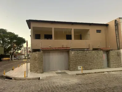 Casa com 3 Quartos à venda, 240m² no Lagoa Nova, Natal