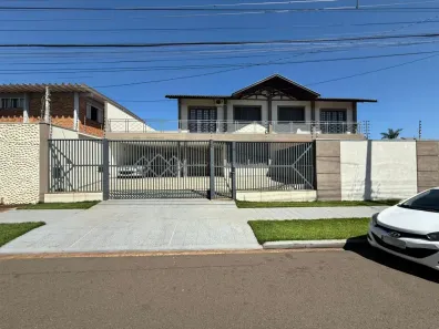Sobrado com 4 Quartos para alugar, 247m² no Zona 05, Maringá
