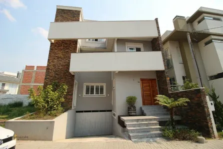 Sobrado com 4 Quartos à venda, 242m² no Pinheirinho, Curitiba