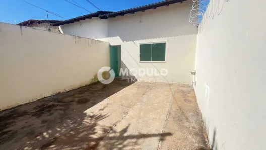 Casa com 2 Quartos para alugar, 70m² no Jardim das Palmeiras, Uberlândia