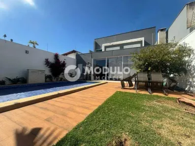 Casa com 3 Quartos à venda, 262m² no Jardim Karaíba, Uberlândia