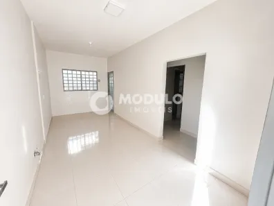 Casa com 2 Quartos para alugar, 60m² no Tibery, Uberlândia
