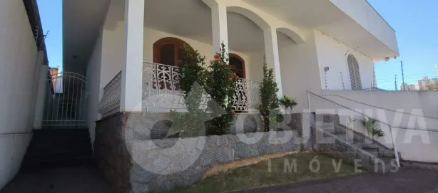 Imóvel Comercial com 8 Quartos para alugar, 371m² no Osvaldo Rezende, Uberlândia