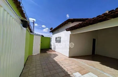 Casa com 3 Quartos para alugar, 130m² no Santa Mônica, Uberlândia