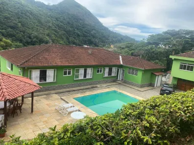 Casa com 6 Quartos à venda, 617m² no Samambaia, Petrópolis