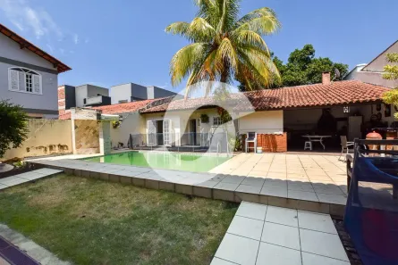 Casa com 4 Quartos à venda, 466m² no Camboinhas, Niterói