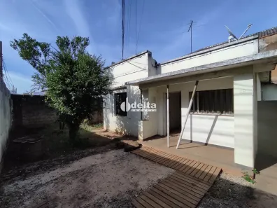 Casa com 2 Quartos para alugar, 130m² no Centro, Uberlândia