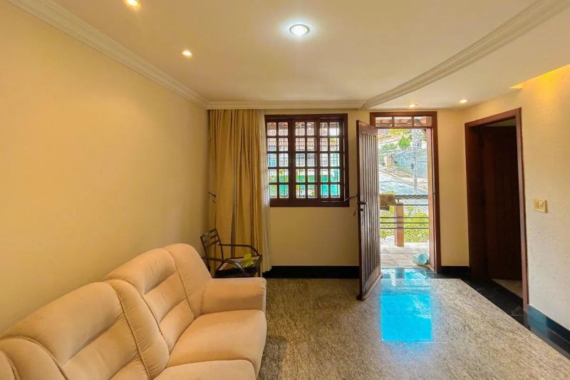 Casa com 4 quartos — Heliópolis, Belo Horizonte