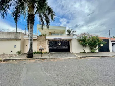 Sobrado com 4 Quartos à venda, 367m² no Presidente Roosevelt, Uberlândia