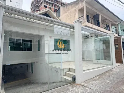 Casa com 3 Quartos à venda, 320m² no Barreiros, São José