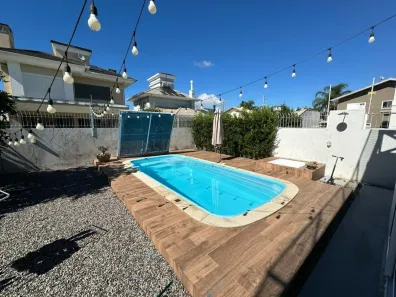 Casa com 3 Quartos para alugar, 250m² no Carianos, Florianópolis