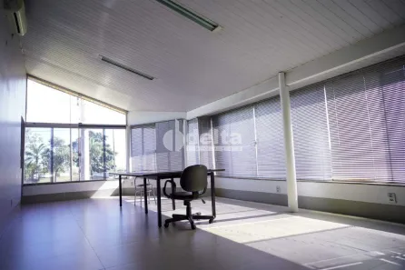 Ponto Comercial com 3 Quartos à venda, 490m² no Umuarama, Uberlândia
