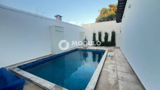 Casa com 3 Quartos para alugar, 200m² no Segismundo Pereira, Uberlândia