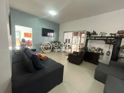 Casa com 3 Quartos à venda, 212m² no Santa Mônica, Uberlândia