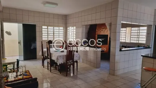 Casa com 5 Quartos à venda, 254m² no Presidente Roosevelt, Uberlândia