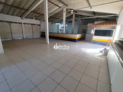 Ponto Comercial para alugar, 2100m² no Santa Mônica, Uberlândia