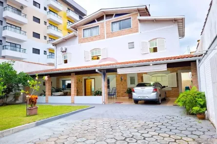 Sobrado com 4 Quartos à venda, 229m² no Loteamento Jardim Aruan, Caraguatatuba