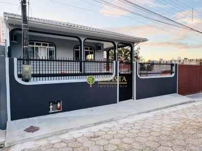 Casa com 3 Quartos para alugar, 500m² no Barreiros, São José