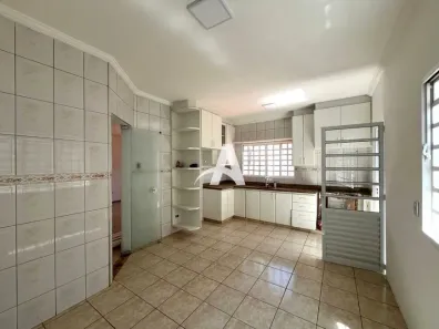 Casa com 3 Quartos para alugar, 210m² no Jardim Karaíba, Uberlândia