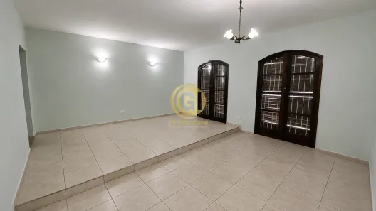 Casa com 3 Quartos para alugar, 257m² no Jardim Santa Maria, Jacareí