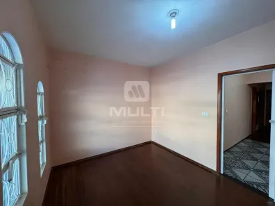 Casa com 3 Quartos para alugar, 300m² no Santa Mônica, Uberlândia