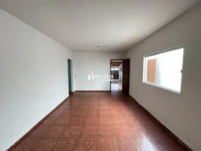 Casa com 3 Quartos para alugar, 131m² no Cidade Jardim, Uberlândia