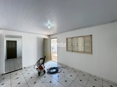 Casa com 2 Quartos para alugar, 90m² no São Jorge, Uberlândia