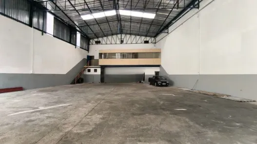Galpão/Depósito/Armazém para venda ou aluguel, 480m² no Batistini, São Bernardo do Campo