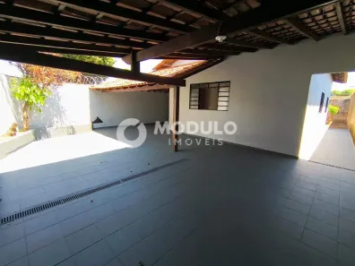 Casa com 2 Quartos para alugar, 130m² no São Jorge, Uberlândia