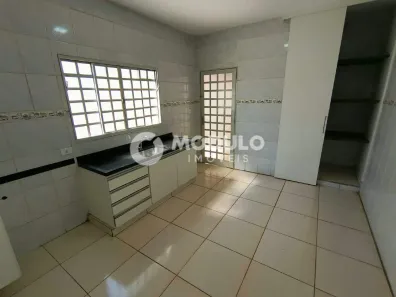 Casa com 3 Quartos para alugar, 140m² no Jardim Patrícia, Uberlândia