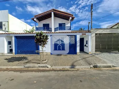 Casa com 2 Quartos para alugar, 106m² no Umuarama, Uberlândia