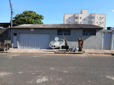 Casa com 2 Quartos para alugar, 10m² no Marta Helena, Uberlândia