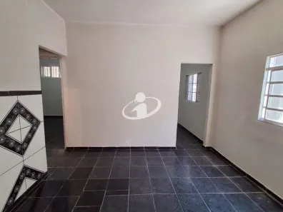 Casa com 2 Quartos para alugar, 60m² no Laranjeiras, Uberlândia