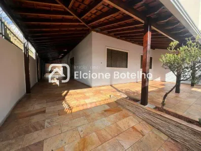 Casa com 3 Quartos para alugar, 250m² no Santa Mônica, Uberlândia