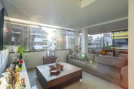 Apartamento com 3 Quartos para alugar, 240m² no Jardim Itu, Porto Alegre