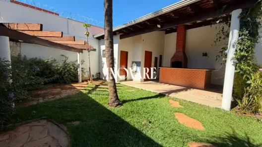 Casa com 3 Quartos para alugar, 220m² no Jardim Karaíba, Uberlândia