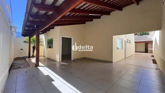 Casa com 3 Quartos para alugar, 150m² no Jardim Inconfidência, Uberlândia