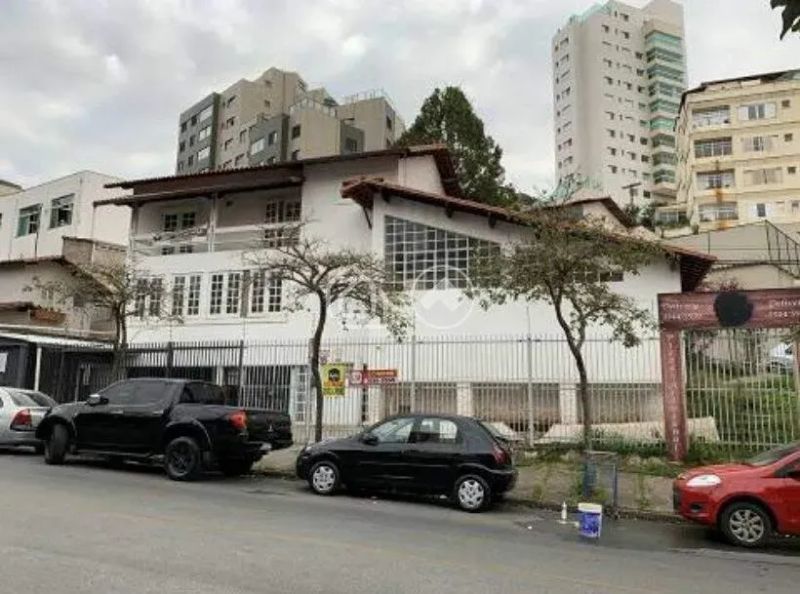 Casa com 4 quartos — Santa Lúcia, Belo Horizonte